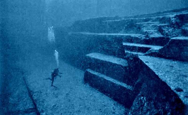Estructura gigante bajo el agua