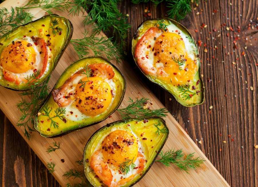 Huevos al horno con aguacate