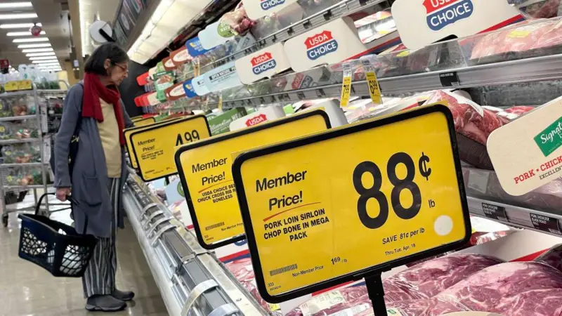 Cuando un país impone aranceles, los consumidores de ese país pueden enfrentar aumentos de precios.