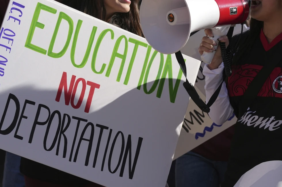 Estudiantes marchan en la Universidad Estatal de Arizona en protesta contra el evento organizado por la sección de ASU de College Republicans United, que anima a los estudiantes a denunciar a sus compañeros de clase delincuentes ante el ICE para su deportación, el 31 de enero de 2025, en Tempe, Arizona. (Foto AP/Ross D. Franklin, archivo)