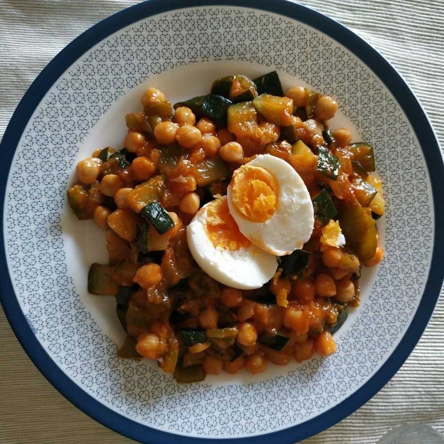 Garbanzos con huevo duro para un delicioso almuerzo en familia