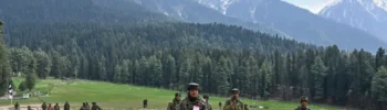 Oficiales de seguridad indios inspeccionan el lugar en Pahalgam donde militantes abrieron fuego contra turistas en Pahalgam, en la Cachemira controlada por la India, el miércoles 23 de abril de 2025. AP