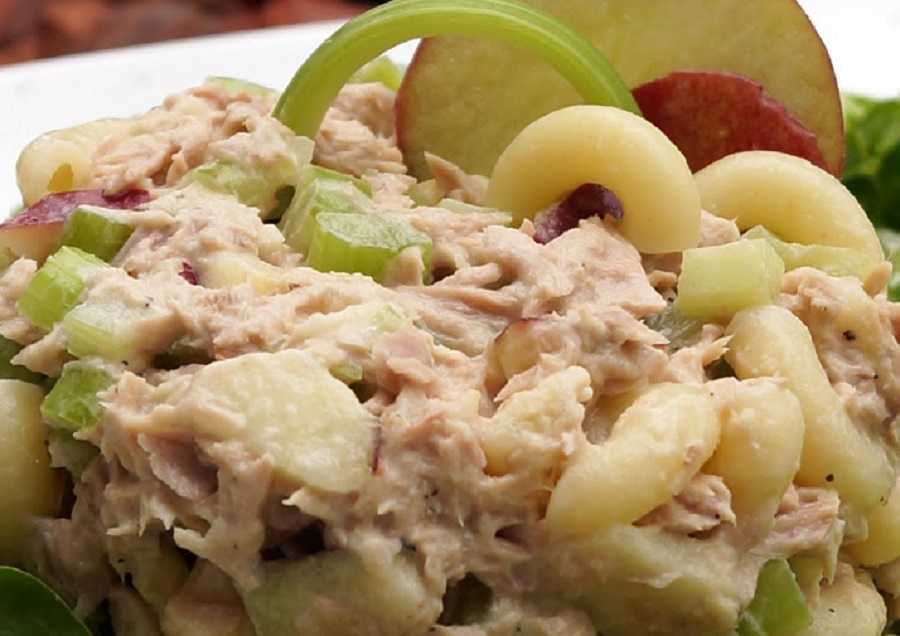 Pasta fría de atún con manzana verde para compartir en familia