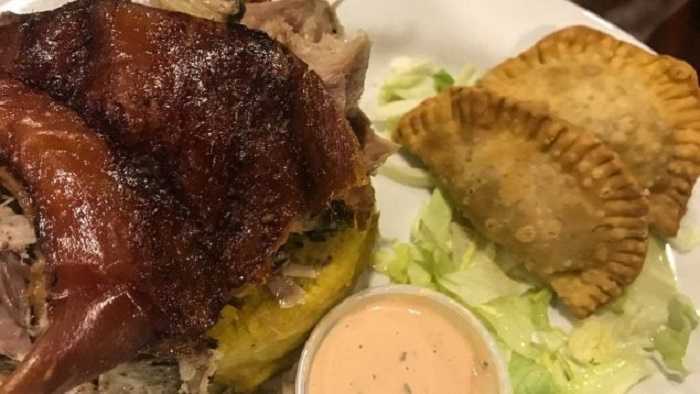 Pernil de cerdo asado con salsa de piña y jengibre