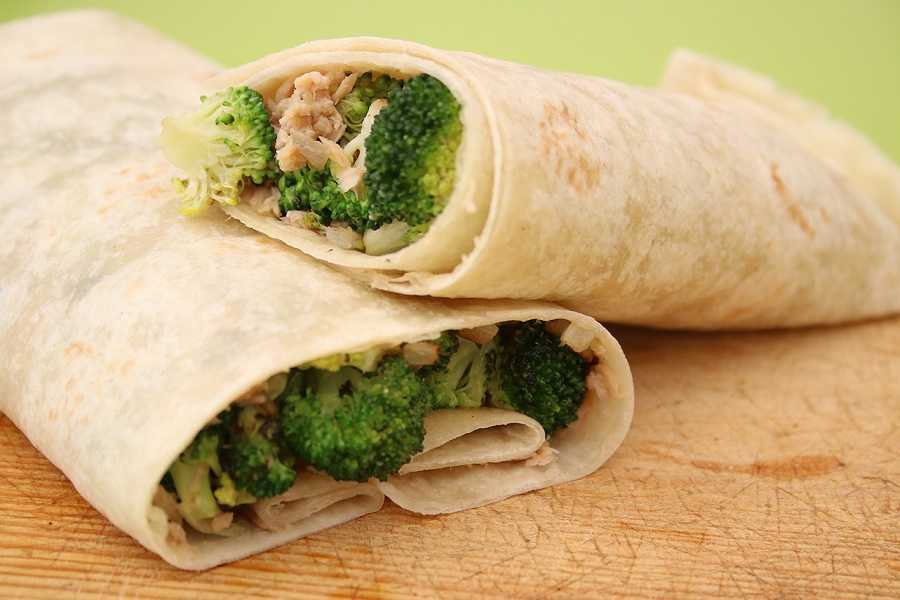 Rollo de brócoli con atún para disfrutar con tus amigos