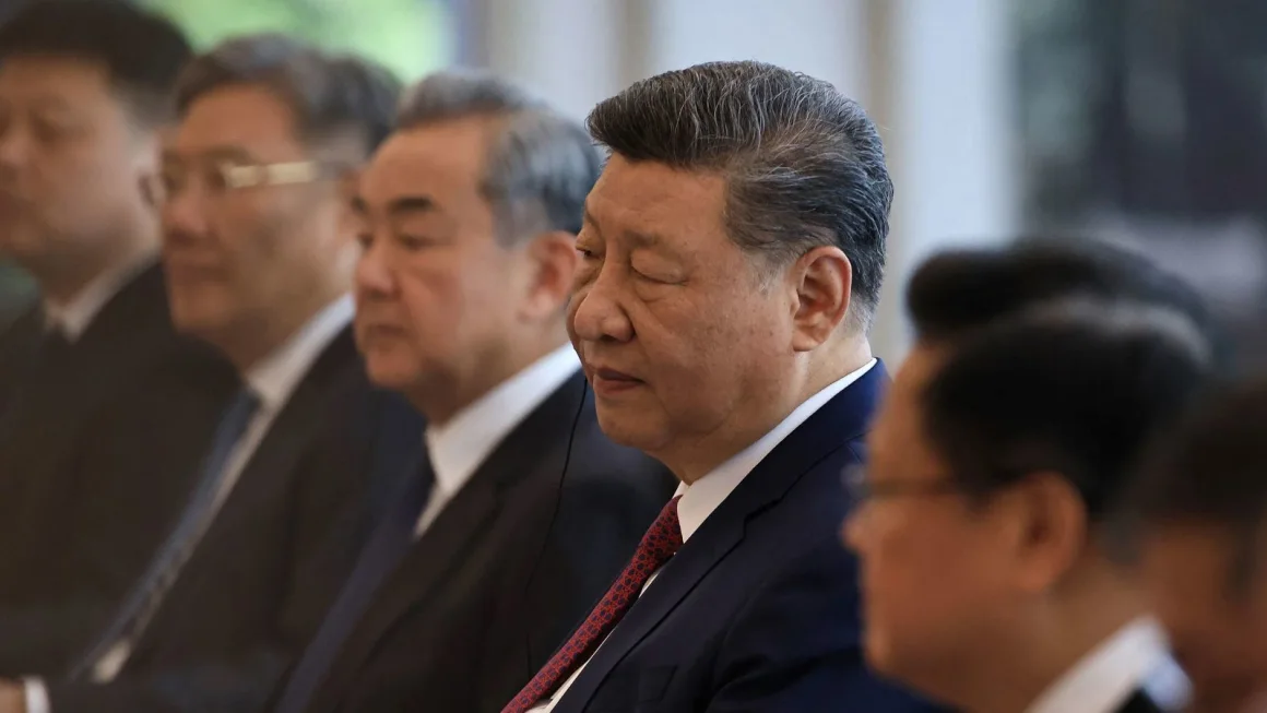 El líder chino, Xi Jinping, asiste a una reunión bilateral con el presidente del Gobierno de España, Pedro Sánchez, en la Casa de Huéspedes Diaoyutai de Beijing el viernes 11 de abril de 2025. Andrés Martínez Casares/Pool/AFP/Getty Images.