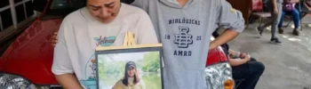 Familiares de América Sánchez lloran su muerte con una fotografía de la joven cadete en su ciudad natal, Xalapa.