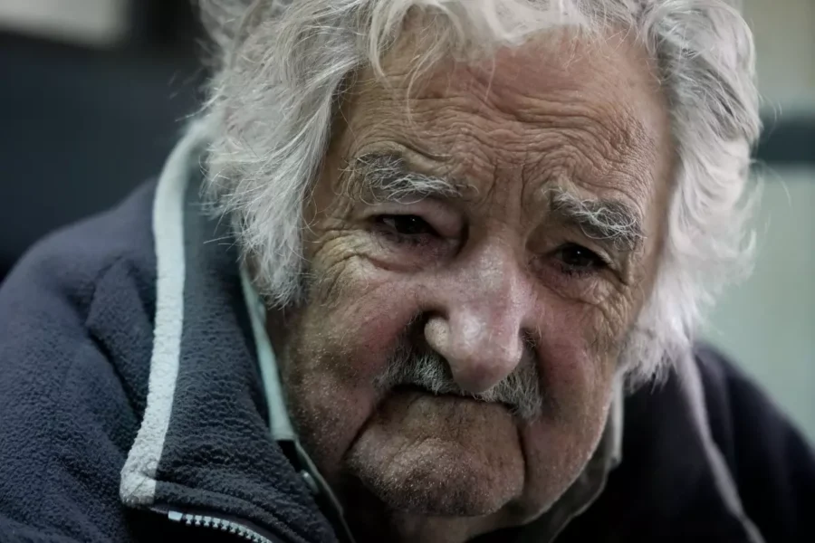 ARCHIVO - El expresidente uruguayo José “Pepe” Mujica hace una pausa durante una entrevista en Montevideo, Uruguay, el 22 de julio de 2023. (Natacha Pisarenko / Associated Press)