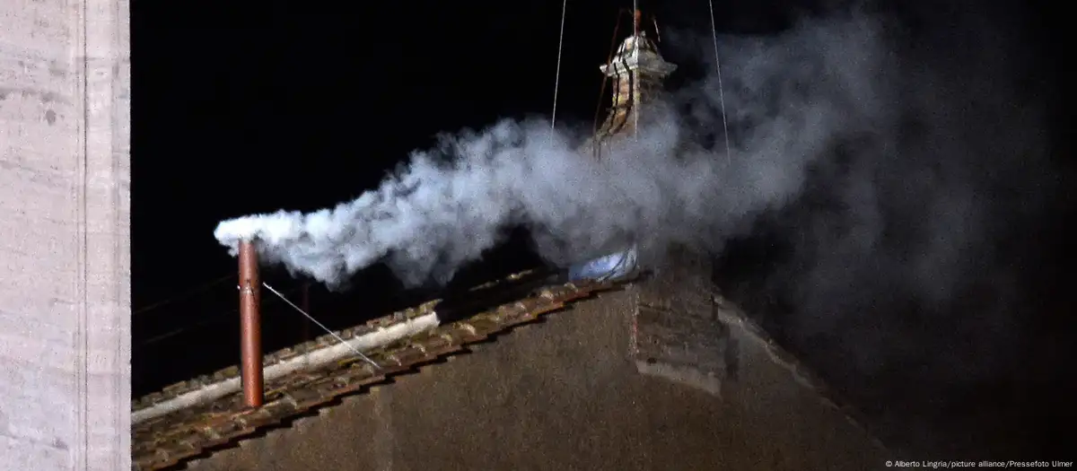 El humo blanco que sale de la chimenea de la Capilla Sixtina anuncia al mundo el fin del cónclave y la elección de un nuevo Papa.Imagen: Alberto Lingria/picture alliance/Pressefoto Ulmer