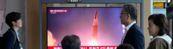 Una pantalla de televisión muestra una imagen de archivo del lanzamiento de un misil desde Corea del Norte durante un programa de noticias en la estación de tren de Seúl, Corea del Sur, el jueves (08.05.2025).