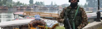 Un soldado indio patrulla el lago Dal, tras la escalada con Pakistán.