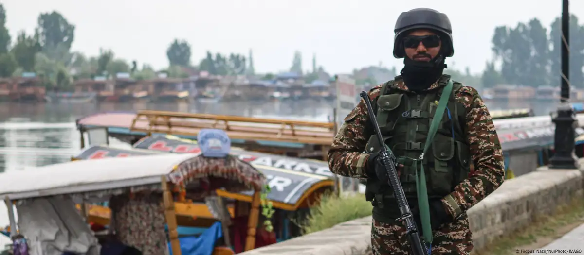 Un soldado indio patrulla el lago Dal, tras la escalada con Pakistán.