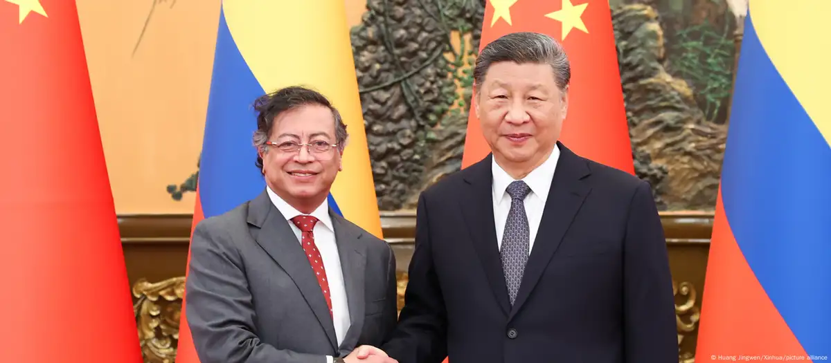 Xi Jinping y Gustavo Petro, este miércoles en Pekín.
