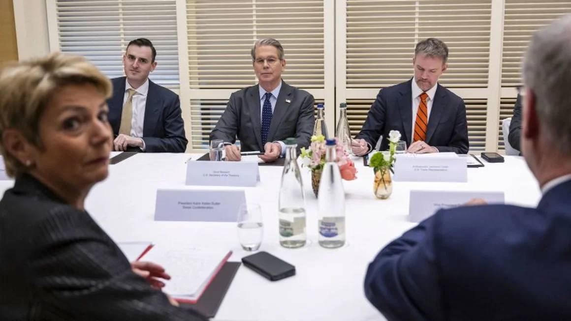 La presidenta de Suiza, Karin Keller-Sutter, el secretario del Tesoro de EE.UU., Scott Bessent, el representante comercial de EE.UU., Jamieson Greer, y el consejero federal del ministro de Economía de Suiza, Guy Parmelin. Martial Trezzini/AP