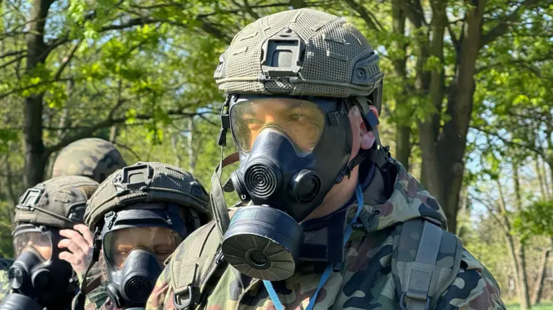 Los ciudadanos polacos comunes se han estado inscribiendo en días de entrenamiento militar anticipándose a un ataque militar.