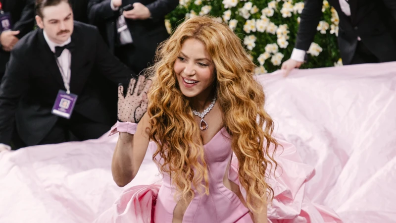 Shakira sorprendió con un enorme vestido rosa, diseñado por Prabal Gurung.