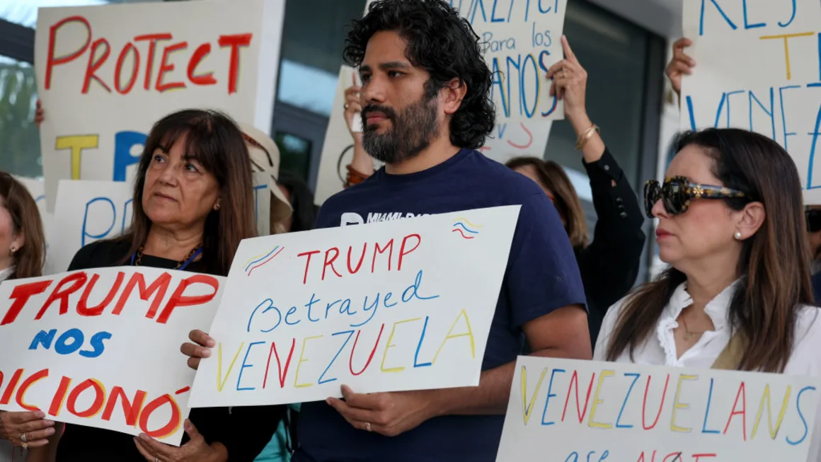 Personas se unen para apoyar una resolución a favor de restablecer el estatus de protección temporal para los venezolanos el 13 de febrero de 2025 en Miami, Florida. Joe Raedle/Getty Images North America/Getty Images