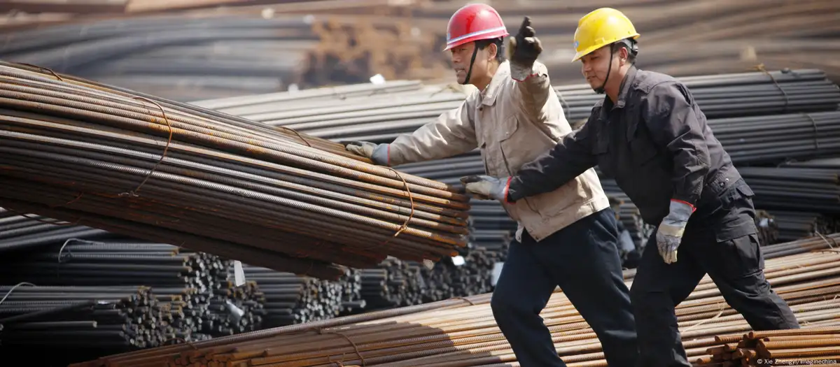 Operarios chinos trabajan en una fábrica de acero en Huaibei.