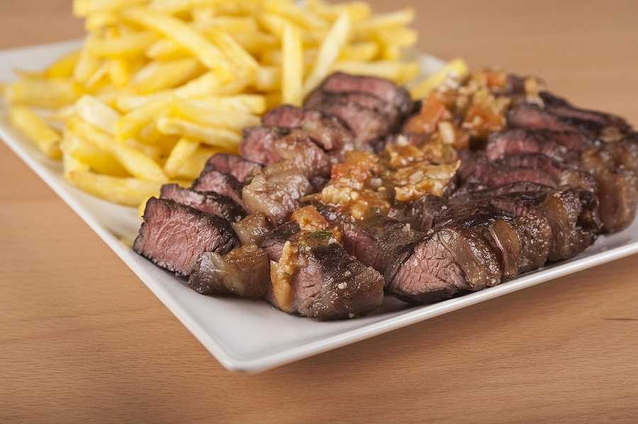 Bistec encebollado: un clásico de la cocina casera