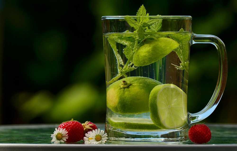 Agua con limón: mitos y verdades