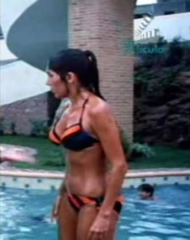 Florinda Meza joven en traje de baño en la piscina acapulco bikini