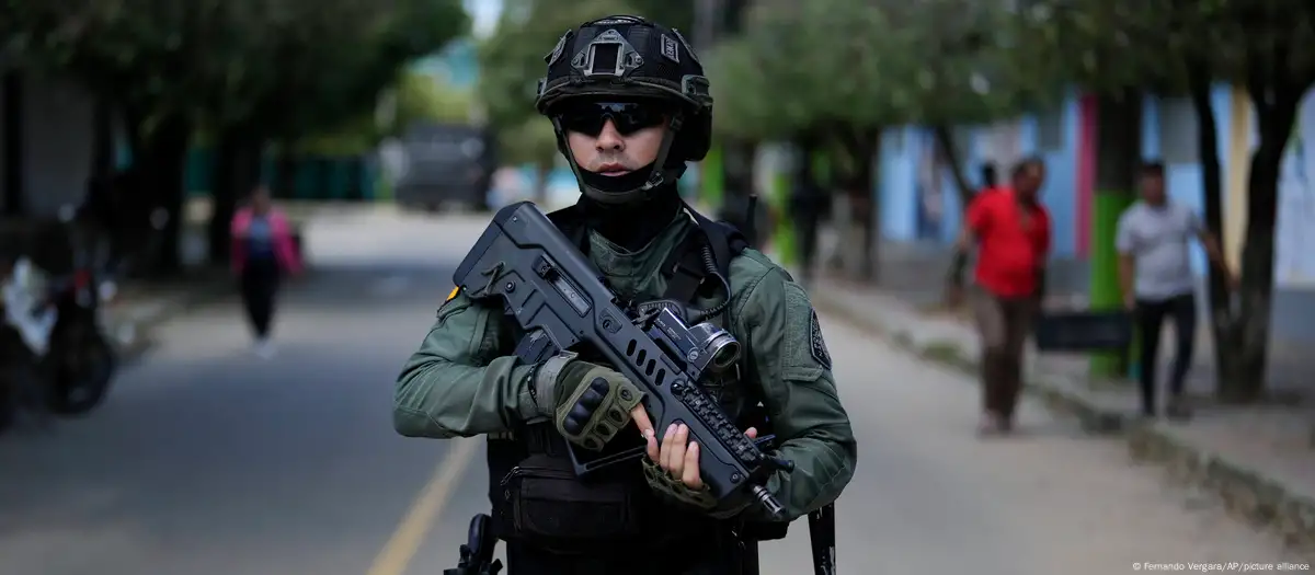 Las operaciones contra las disidencias de las FARC y contra los grupos armados ilegales seguirán, informó el Ejército. (Imagen de archivo 20.06.2025)Imagen: Fernando Vergara/AP/picture alliance