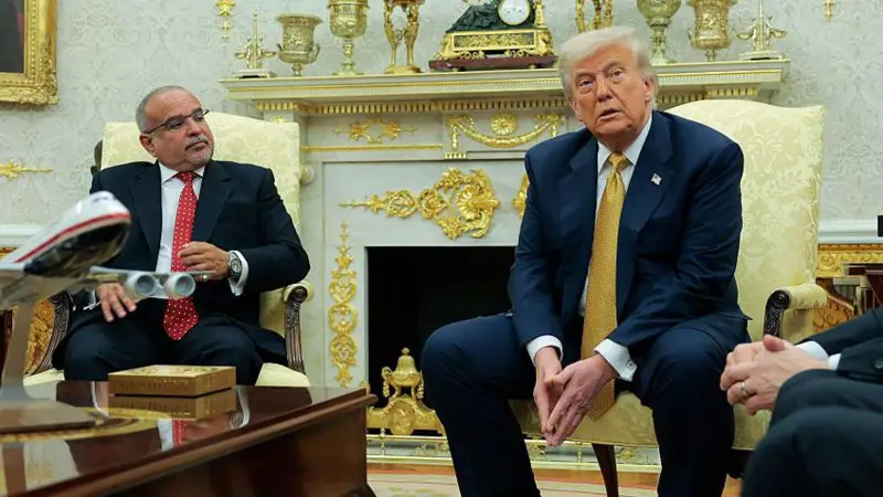 Algunos periodistas notaron morados en las manos del presidente durante la visita del Primer Ministro de Bahrein a la Casa Blanca.