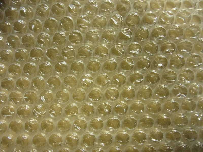 El origen del plástico burbujas