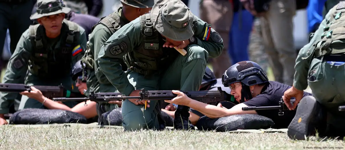 Milicianos entrenan en un campo de tiro en Fuerte Tiuna, en Caracas.
