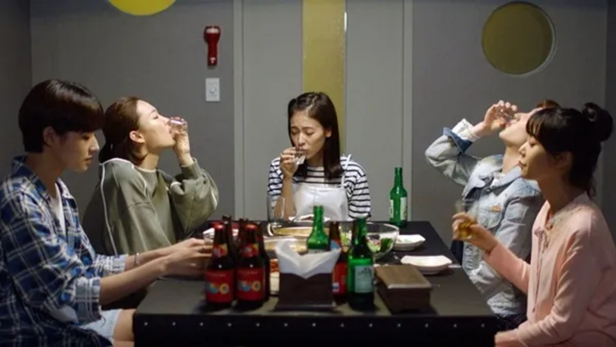 Sado por qué los surcoreanos voltean la mirada cuando brindan