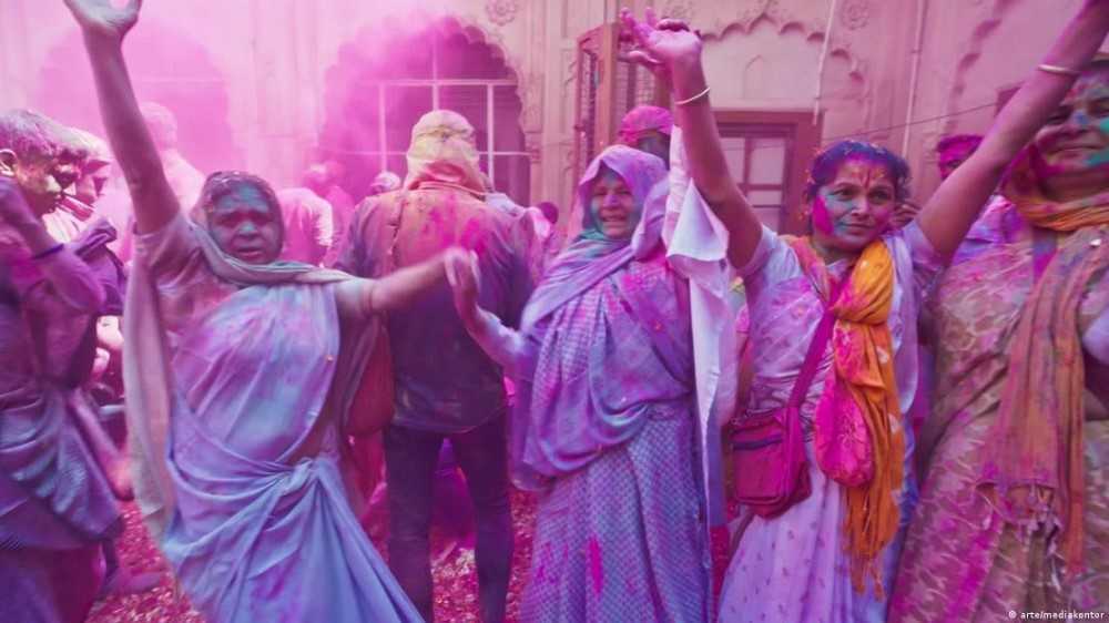 Las viudas de la India celebran el color