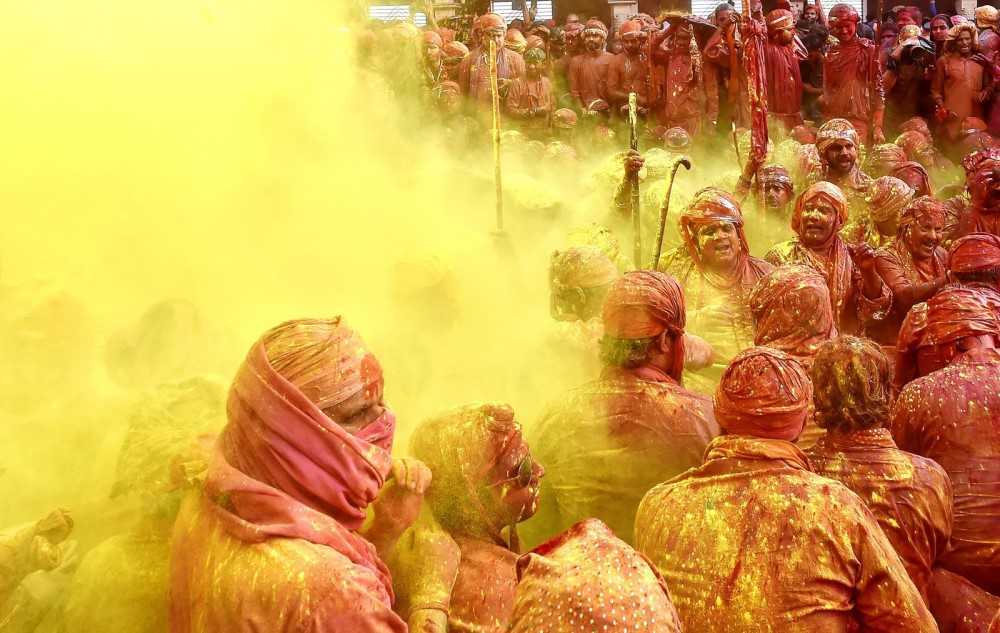 Las viudas de la India celebran el color