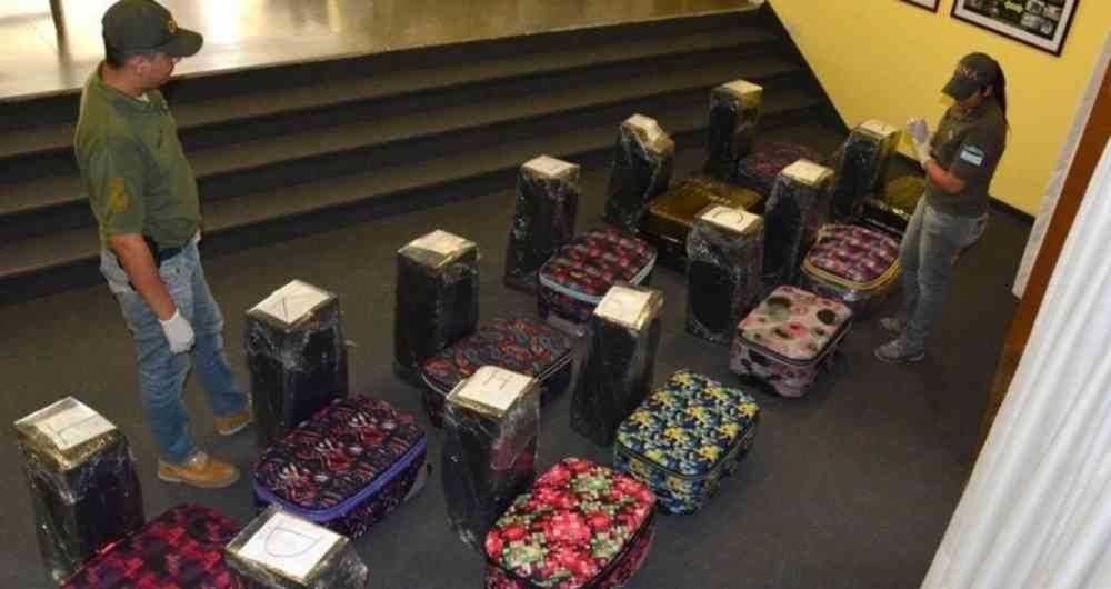 Narcovalijas en la embajada