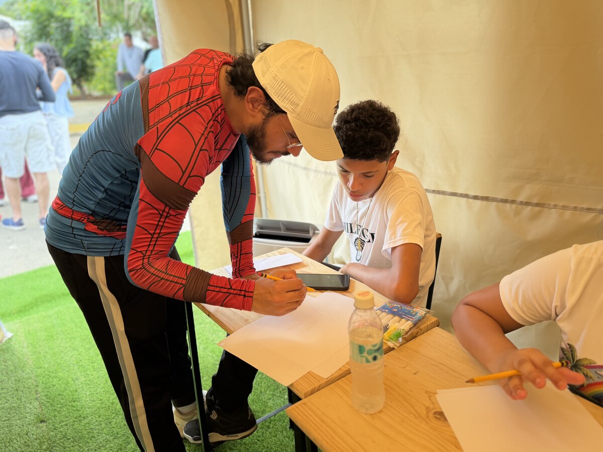 Clases en aula transitoria Fundación Movistar Los Corales