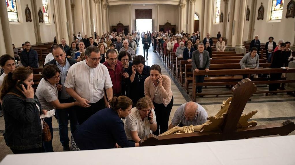 Cruz aplastó a un cura en plena misa
